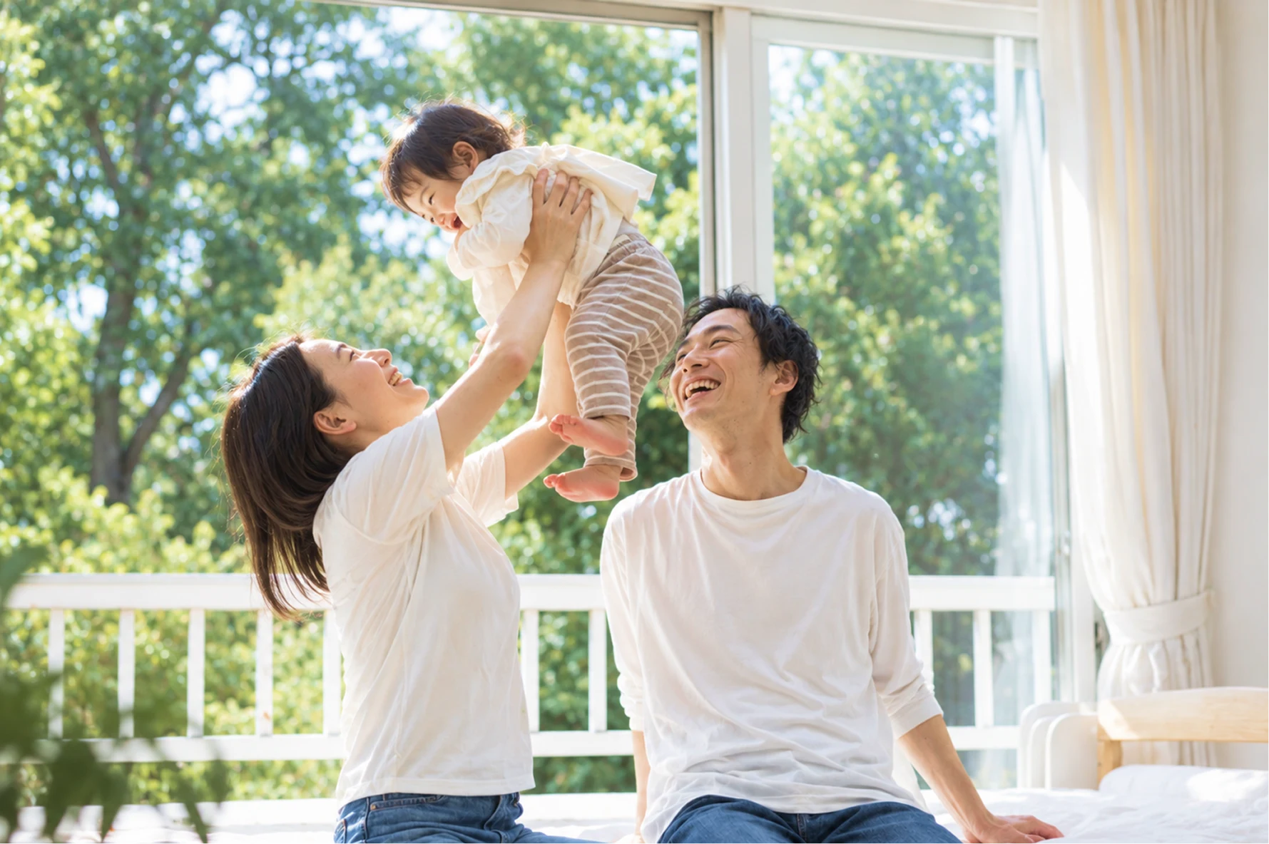 子どもを囲んで笑顔で過ごす家族